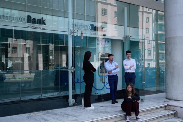  موظفو أحد البنوك في لشبونة يقفون خارج مكاتبهم في انتظار عودة الكهرباء. - سبوتنيك عربي