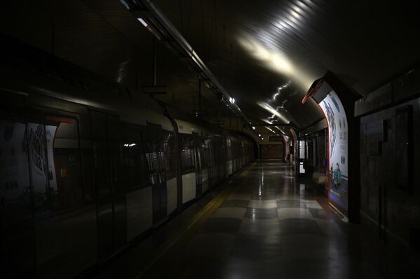 صورة تظهر محطة مترو مظلمة في مدريد، بعد توقف النقل العام بسبب انقطاع  التيار الكهربائي.  - سبوتنيك عربي