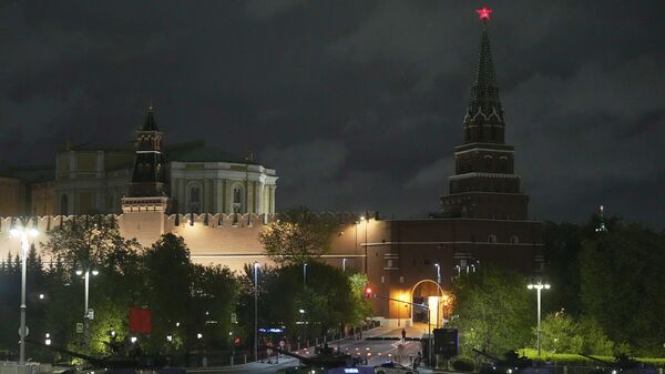 دبابات روسية من طراز تي-80 تتسير على طول ساحة فوروفسكايا بجوار الكرملين تحضيرا لبروفة للعرض العسكري بمناسبة يوم النصر في موسكو - سبوتنيك عربي