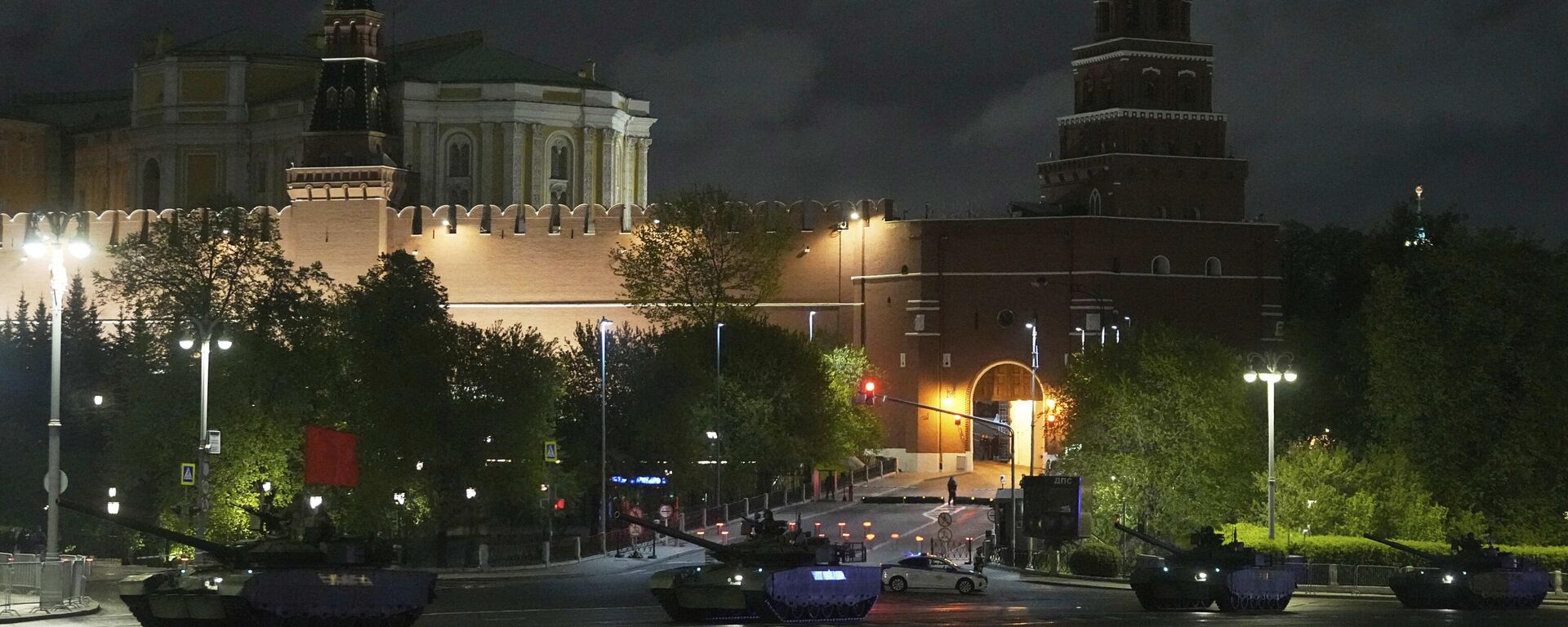 دبابات روسية من طراز تي-80 تتسير على طول ساحة فوروفسكايا بجوار الكرملين تحضيرا لبروفة للعرض العسكري بمناسبة يوم النصر في موسكو - سبوتنيك عربي, 1920, 28.01.2026