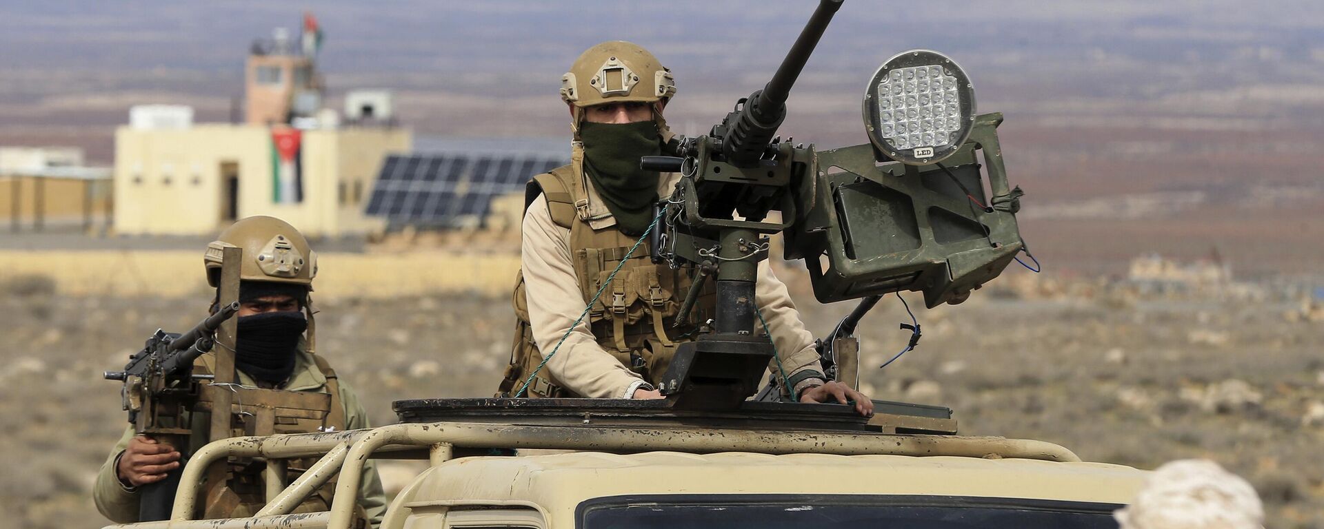 الجيش الأردني يقوم بدورية قرب الحدود الشرقية الأردنية السورية - سبوتنيك عربي, 1920, 19.08.2025