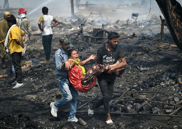 أفراد عائلة بينهم أطفال، عُثر عليهم محترقين حتى الموت بعد حريق هائل في الهند أفراد عائلة بينهم أطفال، عُثر عليهم محترقين حتى الموت بعد حريق هائل في الهند - سبوتنيك عربي
