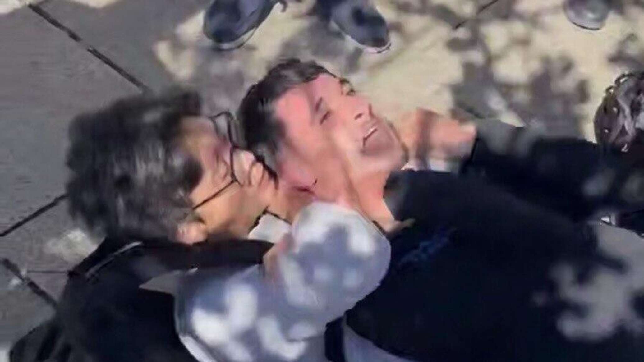 سائح صيني يسيطر على لص في شوارع برشلونة... فيديو