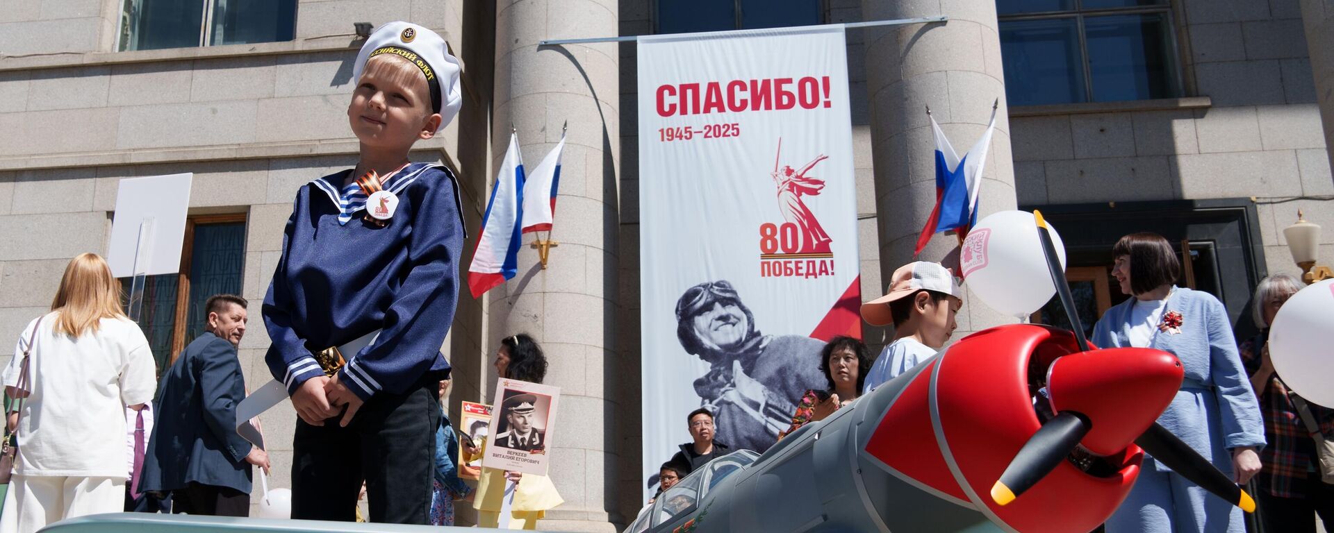 المشاركون في مسيرة الفوج الخالد في بكين احتفالاً بالذكرى الثمانين للنصر في الحرب الوطنية العظمى، أمام مبنى السفارة الروسية. وشارك في المسيرة أكثر من 1200 شخص، من مواطني روسيا وبلدان رابطة الدول المستقلة، وأحفاد الجنود السوفييت والصينيين الذين شاركوا في المعارك. - سبوتنيك عربي, 1920, 03.05.2025