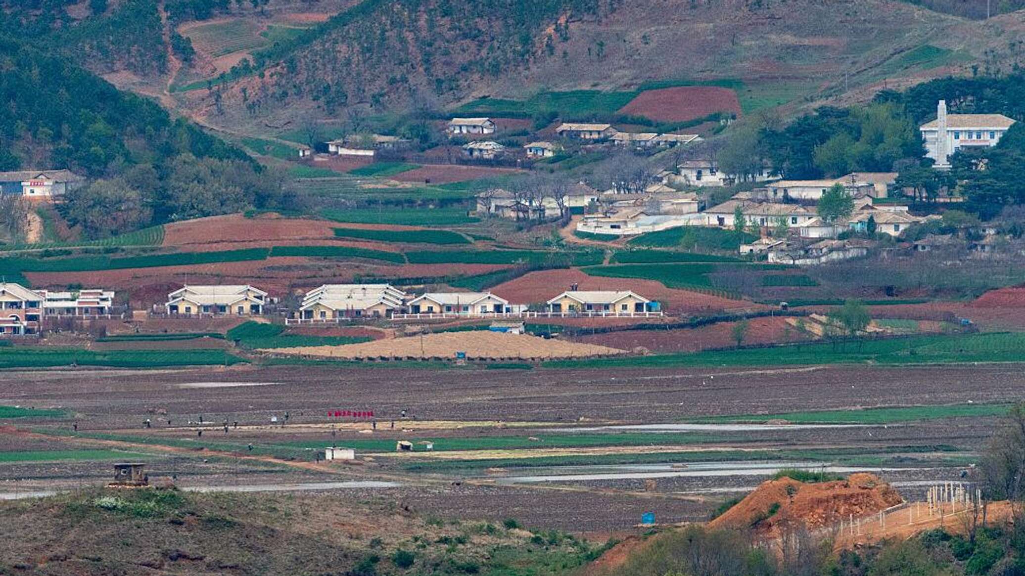 زعيم كوريا الديمقراطية كيم جونغ أون يتفقد معمل صناعة الدبابات الرئيسي في البلاد