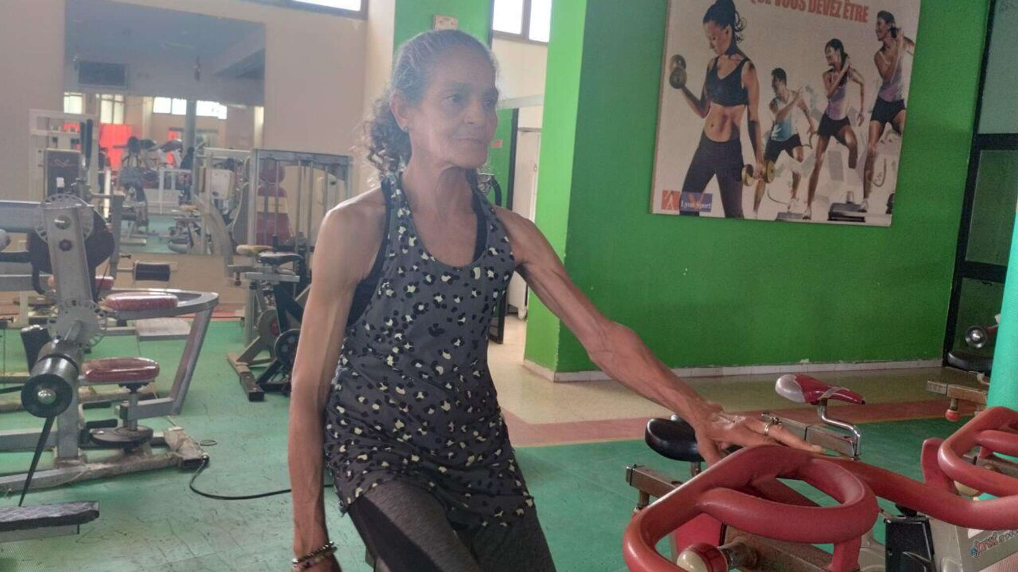 التونسية لطيفة.. عاشقة الرياضة التي رفضت أن تهزمها السنوات