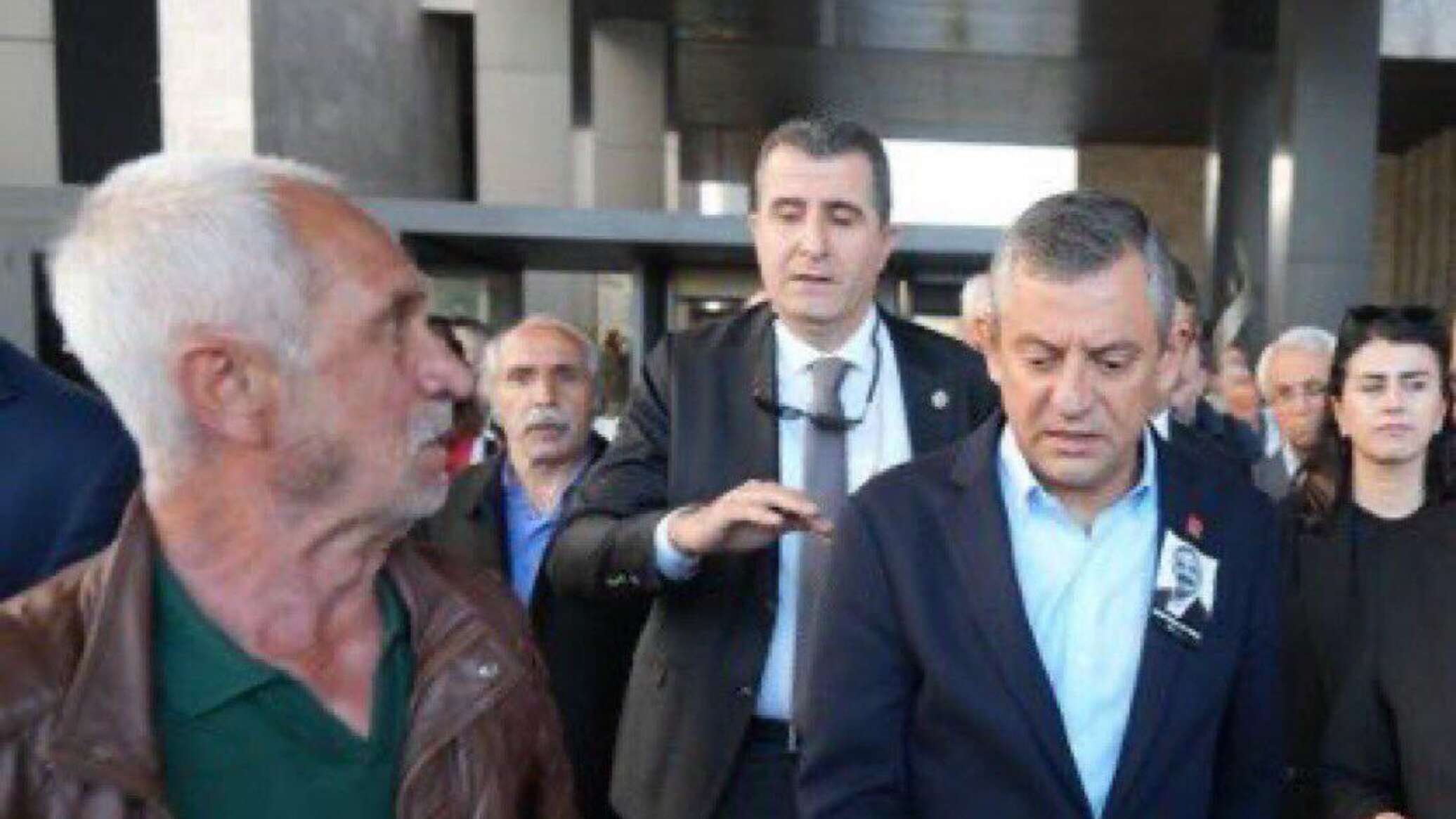 مجهول يصفع زعيم أكبر حزب معارض في تركيا... فيديو