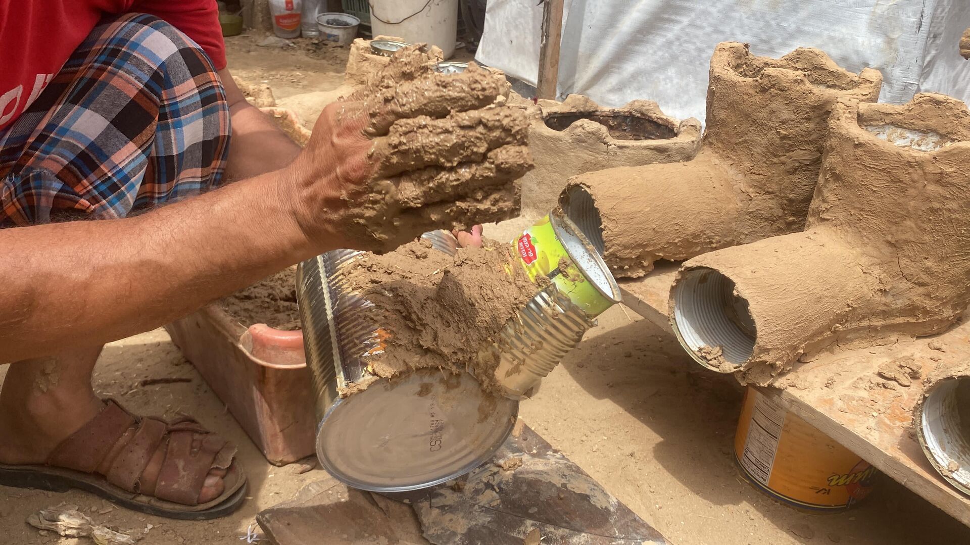 فلسطيني يبتكر موقد يحرق كمية قليلة من الحطب للتغلب على مشكلة انقطاع الغاز في قطاع غزة  - سبوتنيك عربي, 1920, 05.05.2025