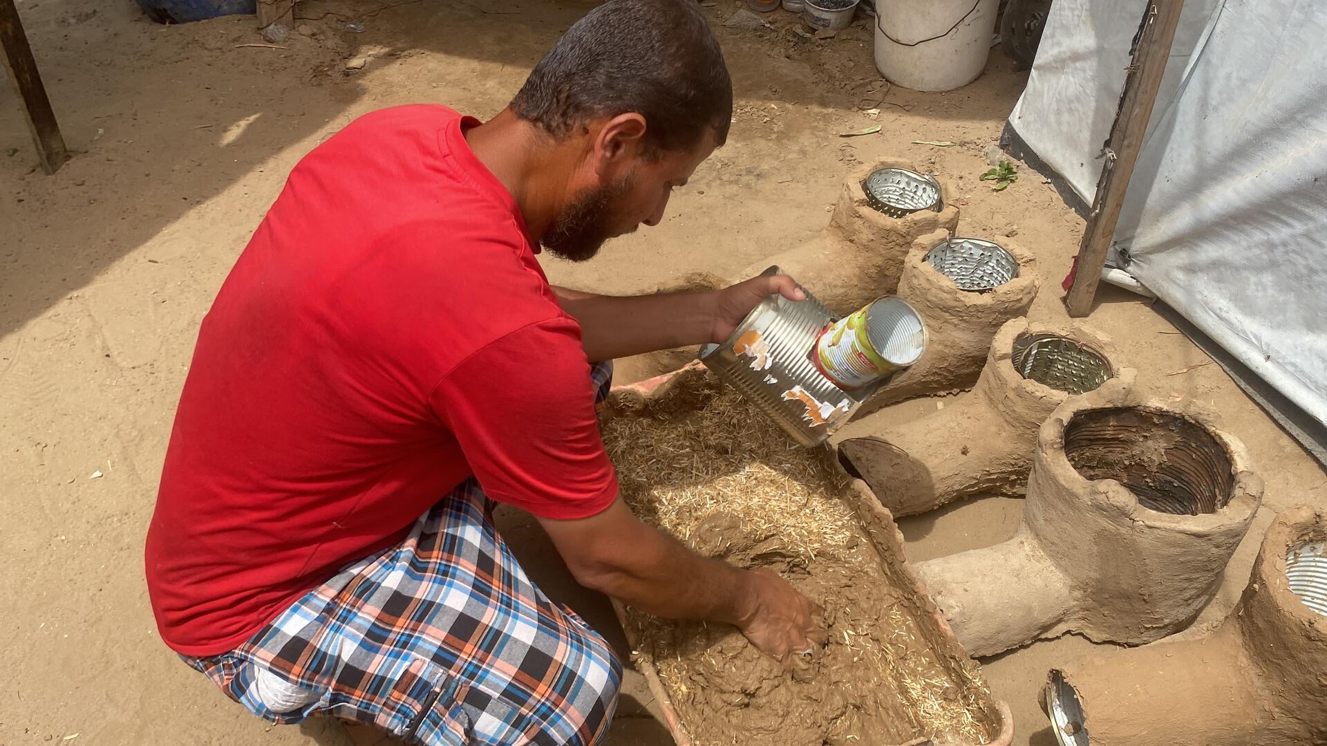فلسطيني يبتكر موقد يحرق كمية قليلة من الحطب للتغلب على مشكلة انقطاع الغاز في قطاع غزة  - سبوتنيك عربي, 1920, 05.05.2025