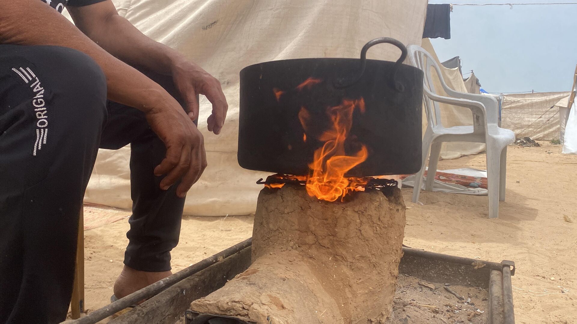 فلسطيني يبتكر موقد يحرق كمية قليلة من الحطب للتغلب على مشكلة انقطاع الغاز في قطاع غزة  - سبوتنيك عربي, 1920, 05.05.2025