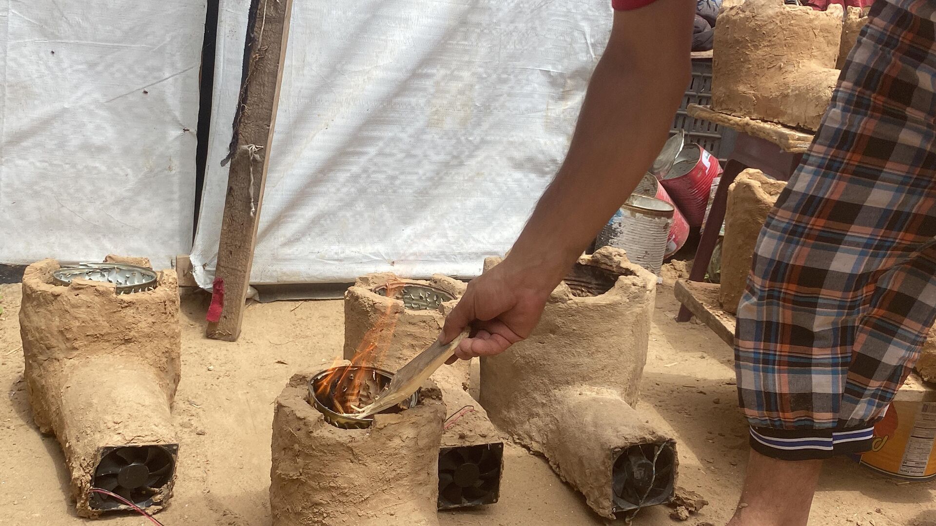 فلسطيني يبتكر موقد يحرق كمية قليلة من الحطب للتغلب على مشكلة انقطاع الغاز في قطاع غزة  - سبوتنيك عربي, 1920, 05.05.2025