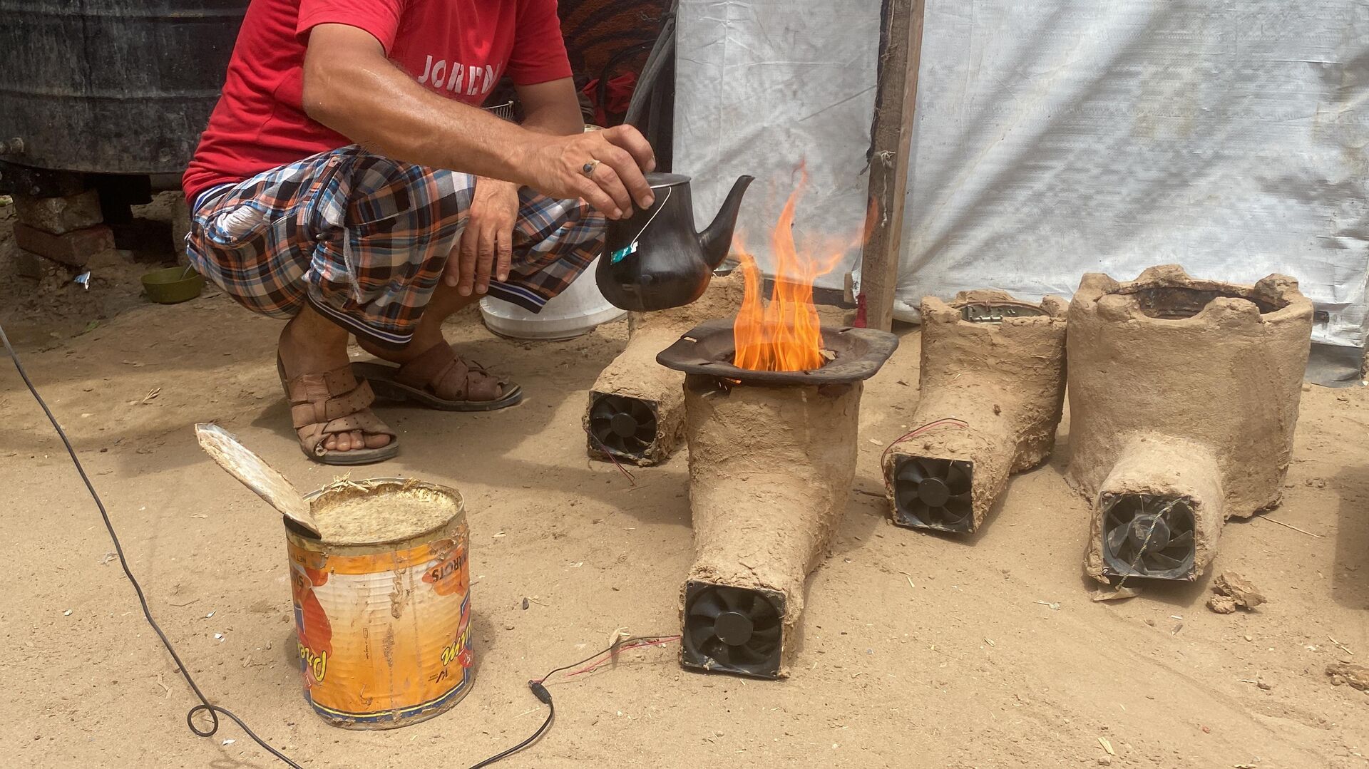 فلسطيني يبتكر موقد يحرق كمية قليلة من الحطب للتغلب على مشكلة انقطاع الغاز في قطاع غزة  - سبوتنيك عربي, 1920, 05.05.2025