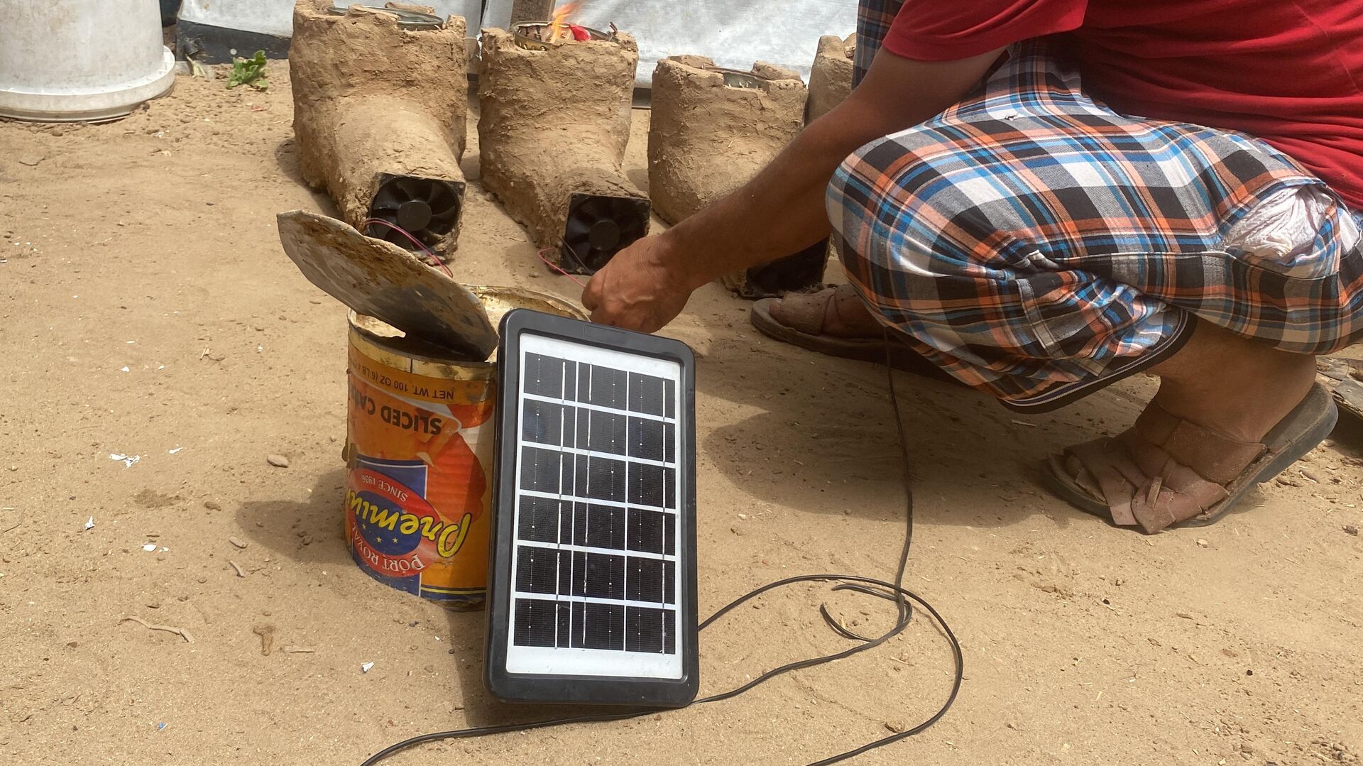 فلسطيني يبتكر موقد يحرق كمية قليلة من الحطب للتغلب على مشكلة انقطاع الغاز في قطاع غزة  - سبوتنيك عربي, 1920, 05.05.2025