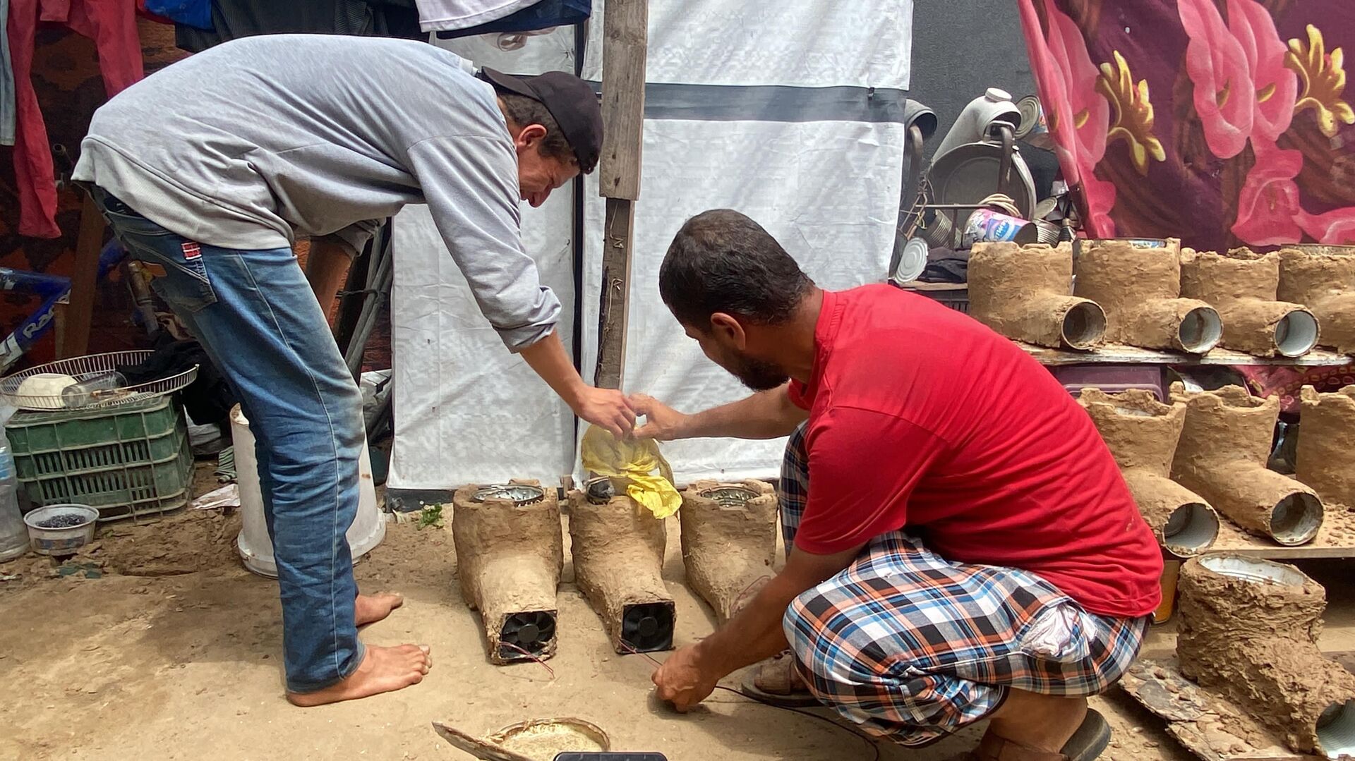 فلسطيني يبتكر موقد يحرق كمية قليلة من الحطب للتغلب على مشكلة انقطاع الغاز في قطاع غزة  - سبوتنيك عربي, 1920, 05.05.2025