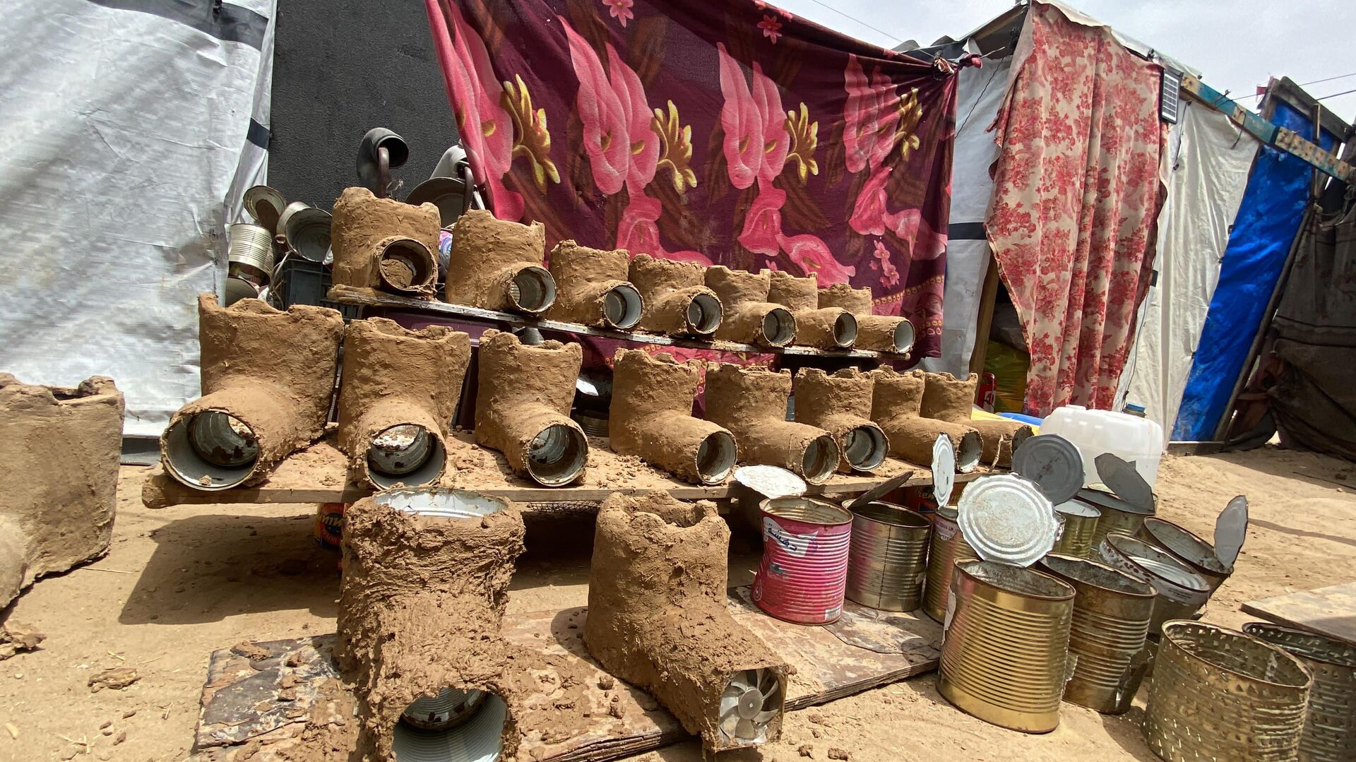 فلسطيني يبتكر موقد يحرق كمية قليلة من الحطب للتغلب على مشكلة انقطاع الغاز في قطاع غزة  - سبوتنيك عربي, 1920, 05.05.2025