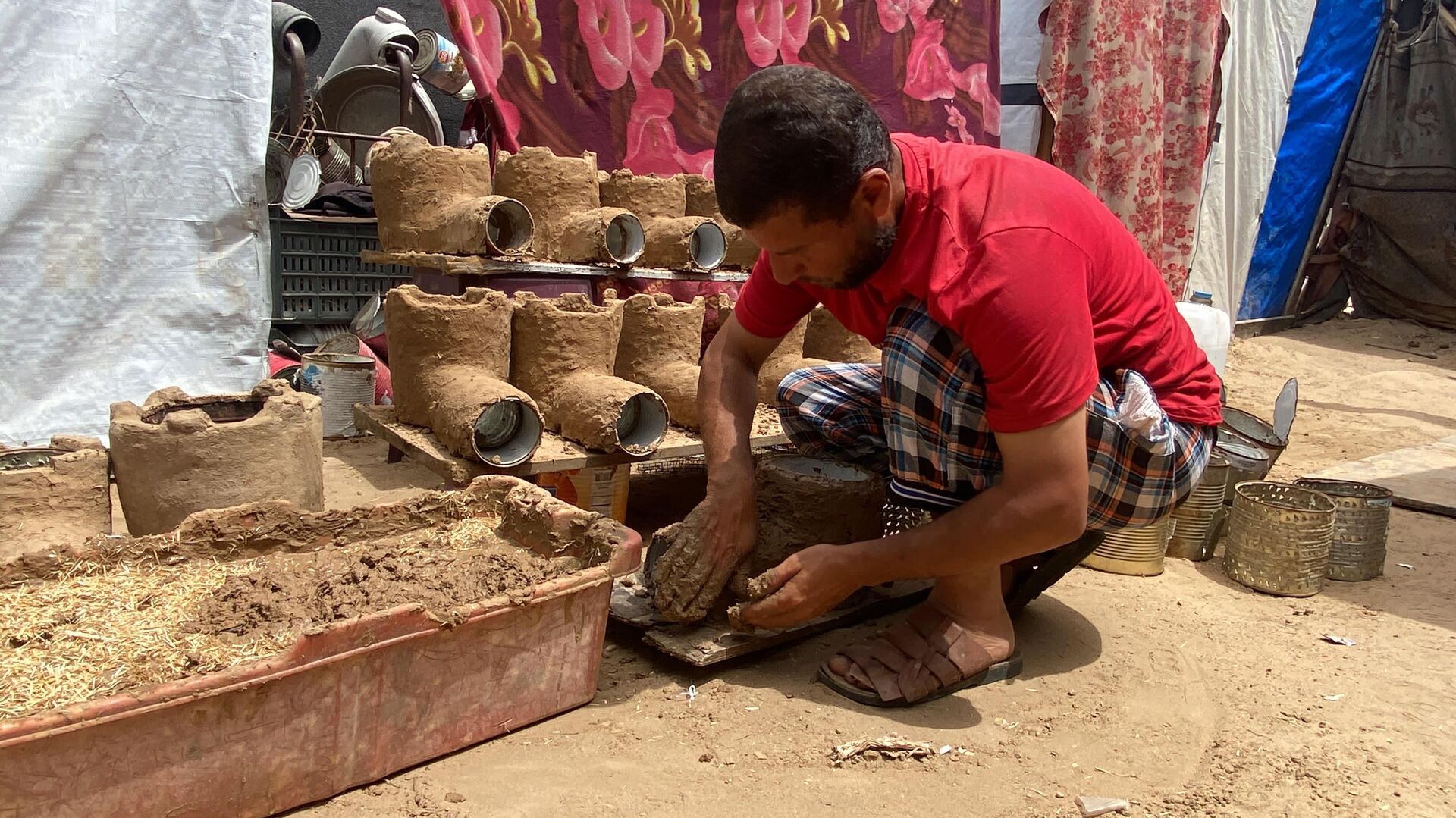فلسطيني يبتكر موقد يحرق كمية قليلة من الحطب للتغلب على مشكلة انقطاع الغاز في قطاع غزة  - سبوتنيك عربي, 1920, 05.05.2025
