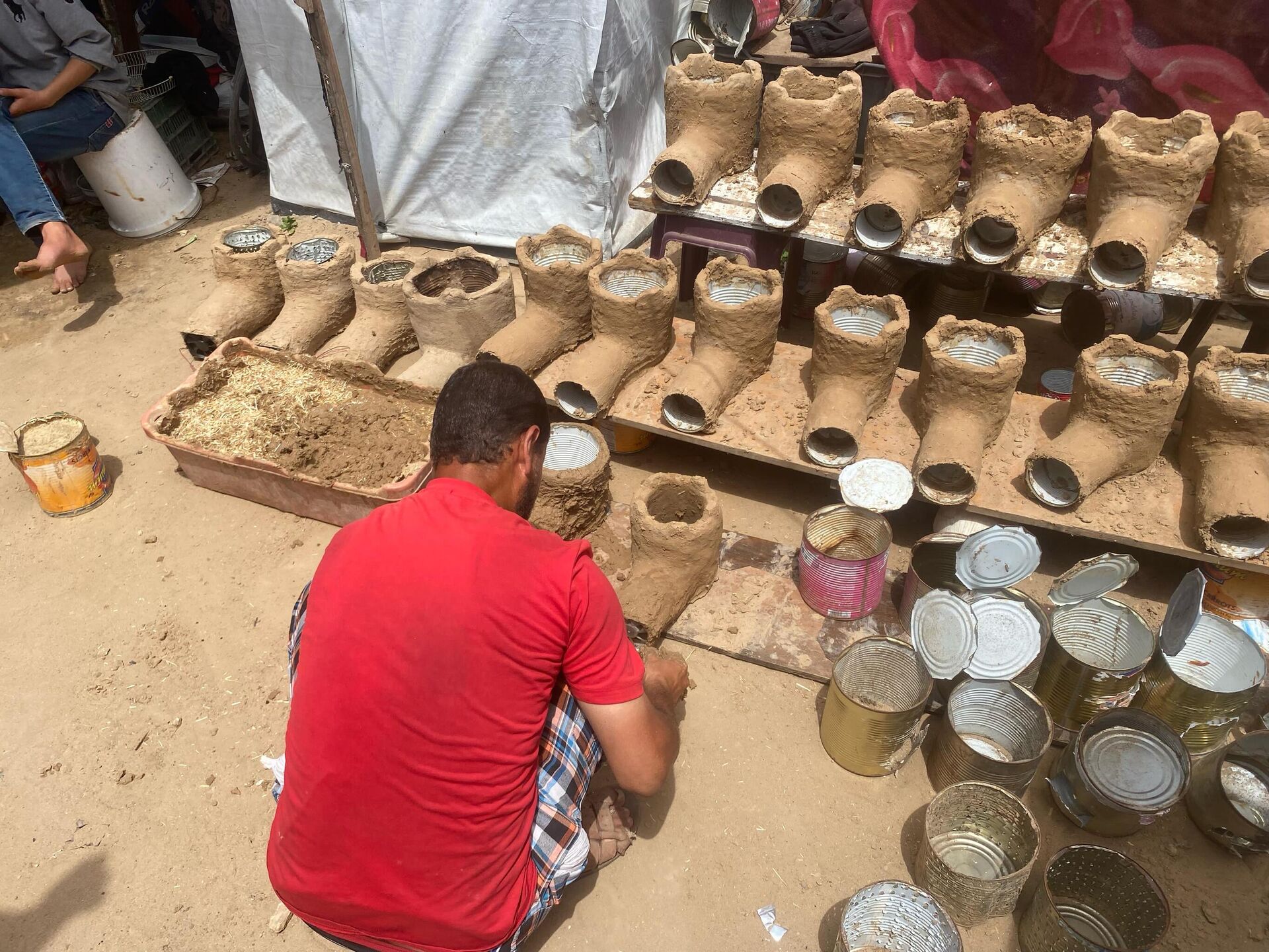 فلسطيني يبتكر موقد يحرق كمية قليلة من الحطب للتغلب على مشكلة انقطاع الغاز في قطاع غزة  - سبوتنيك عربي, 1920, 05.05.2025