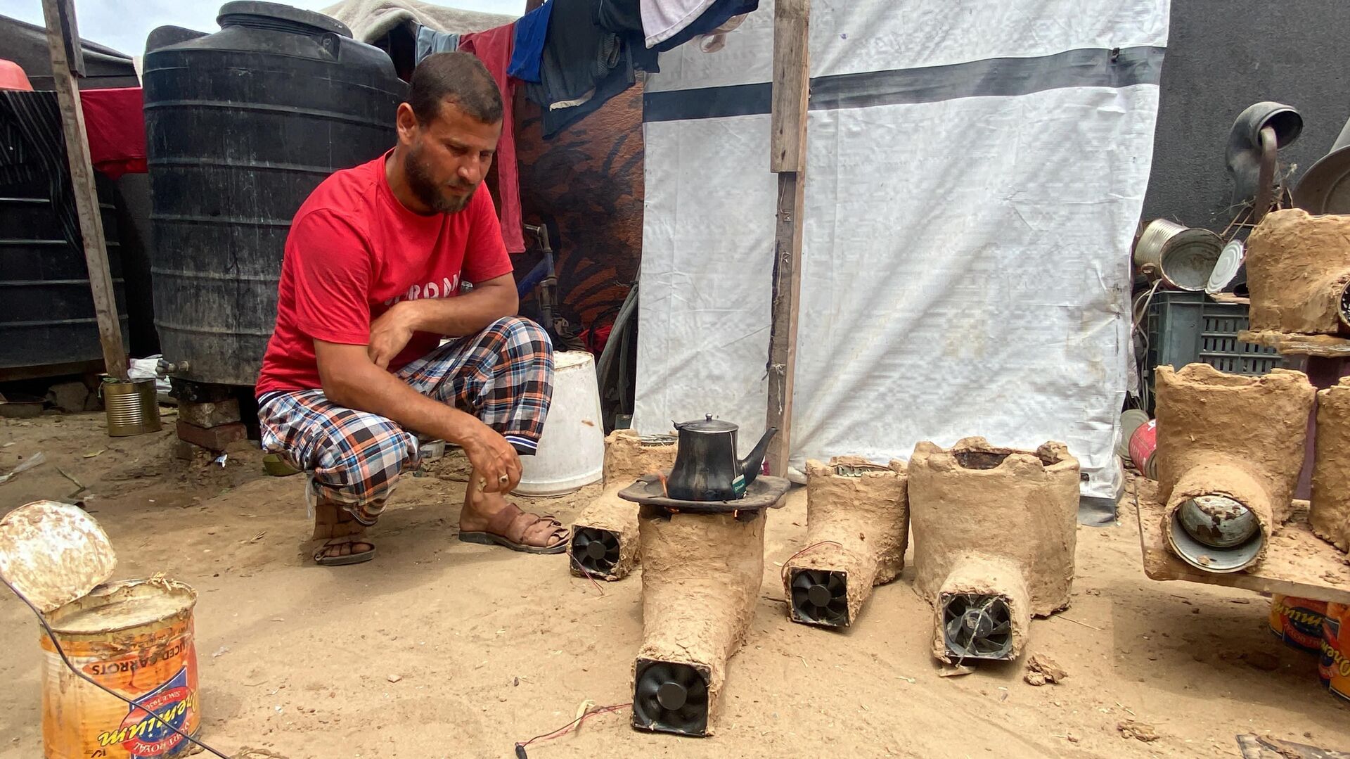 فلسطيني يبتكر موقد يحرق كمية قليلة من الحطب للتغلب على مشكلة انقطاع الغاز في قطاع غزة  - سبوتنيك عربي, 1920, 05.05.2025