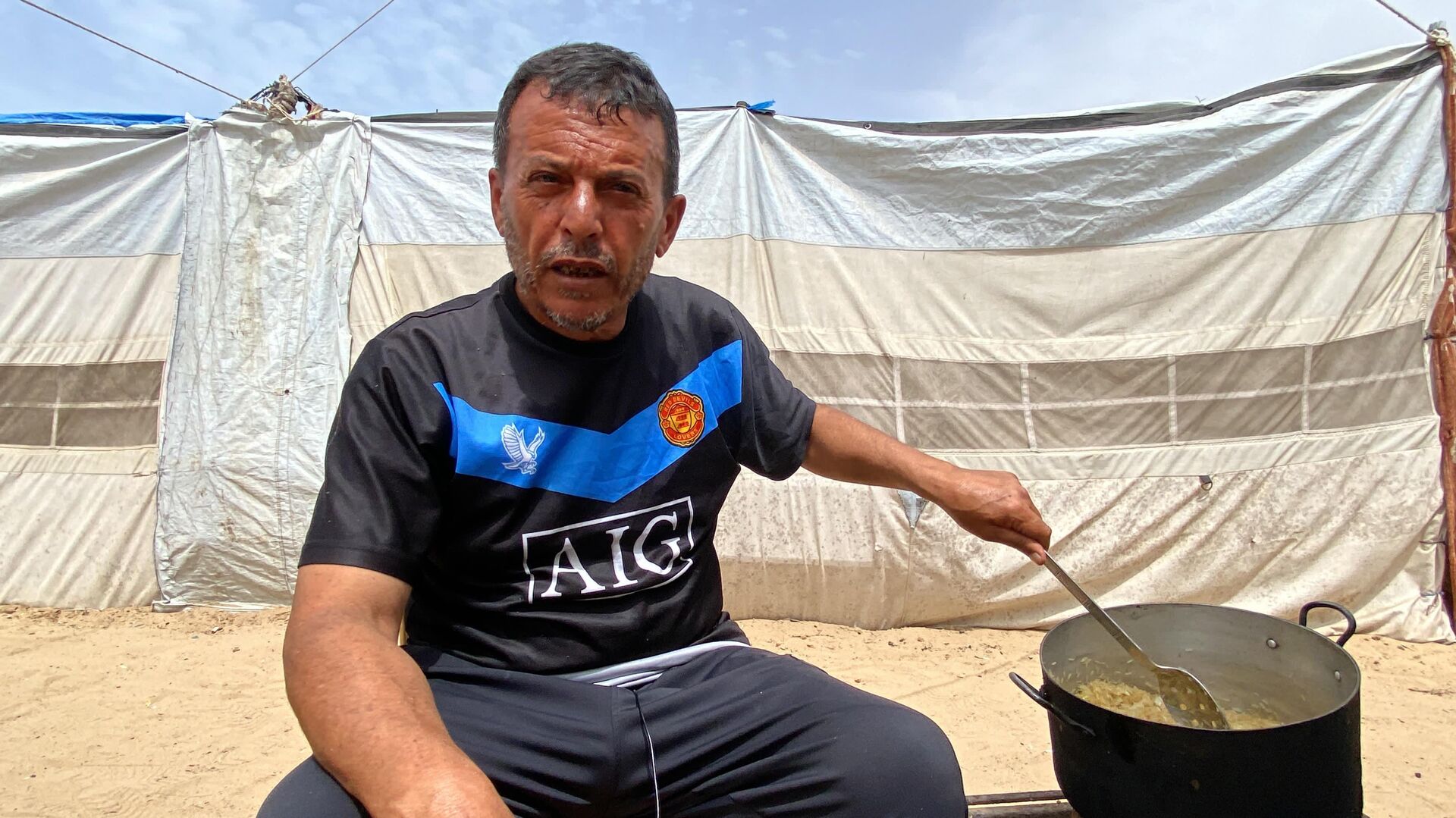 فلسطيني يبتكر موقد يحرق كمية قليلة من الحطب للتغلب على مشكلة انقطاع الغاز في قطاع غزة  - سبوتنيك عربي, 1920, 05.05.2025