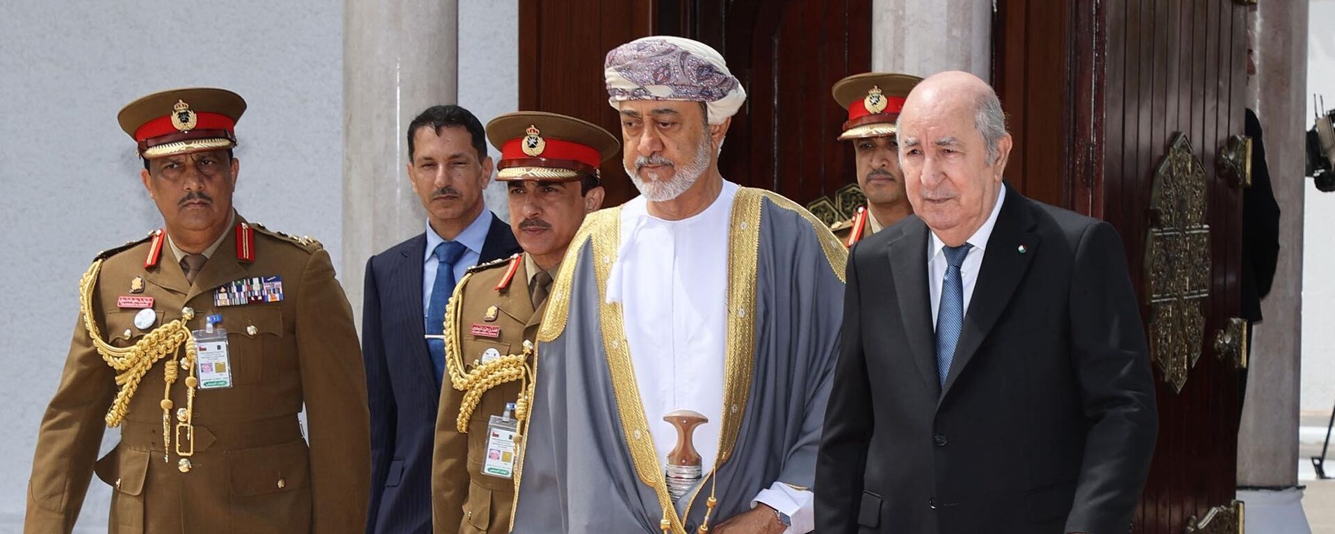 رئيس الجمهورية الجزائرية، عبد المجيد تبون، وسلطان عمان، هيثم بن طارق - سبوتنيك عربي, 1920, 05.05.2025