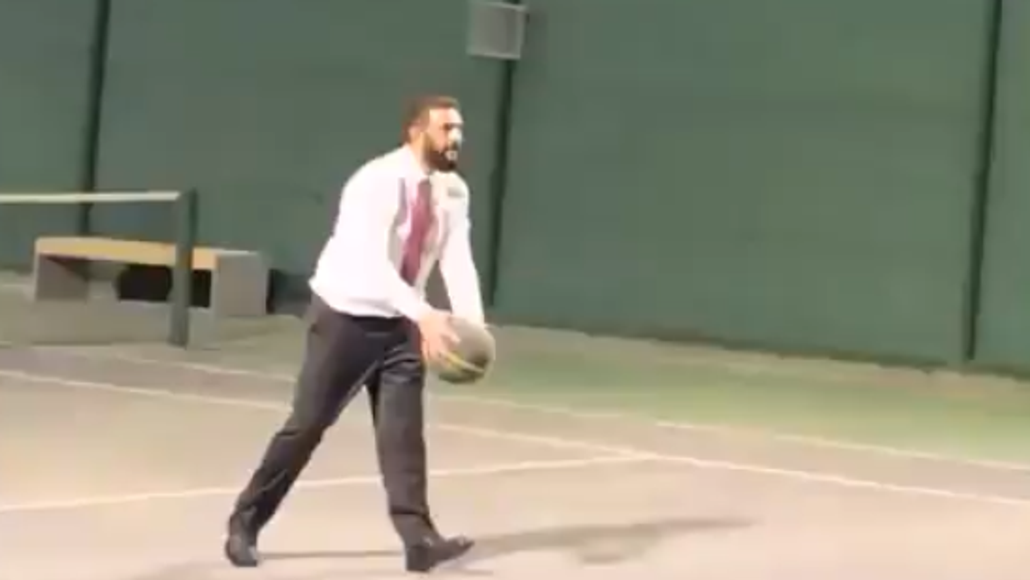 "بلا جمهور"... الشرع ووزير خارجيته يلعبان كرة السلة في مشهد غير مألوف... فيديو