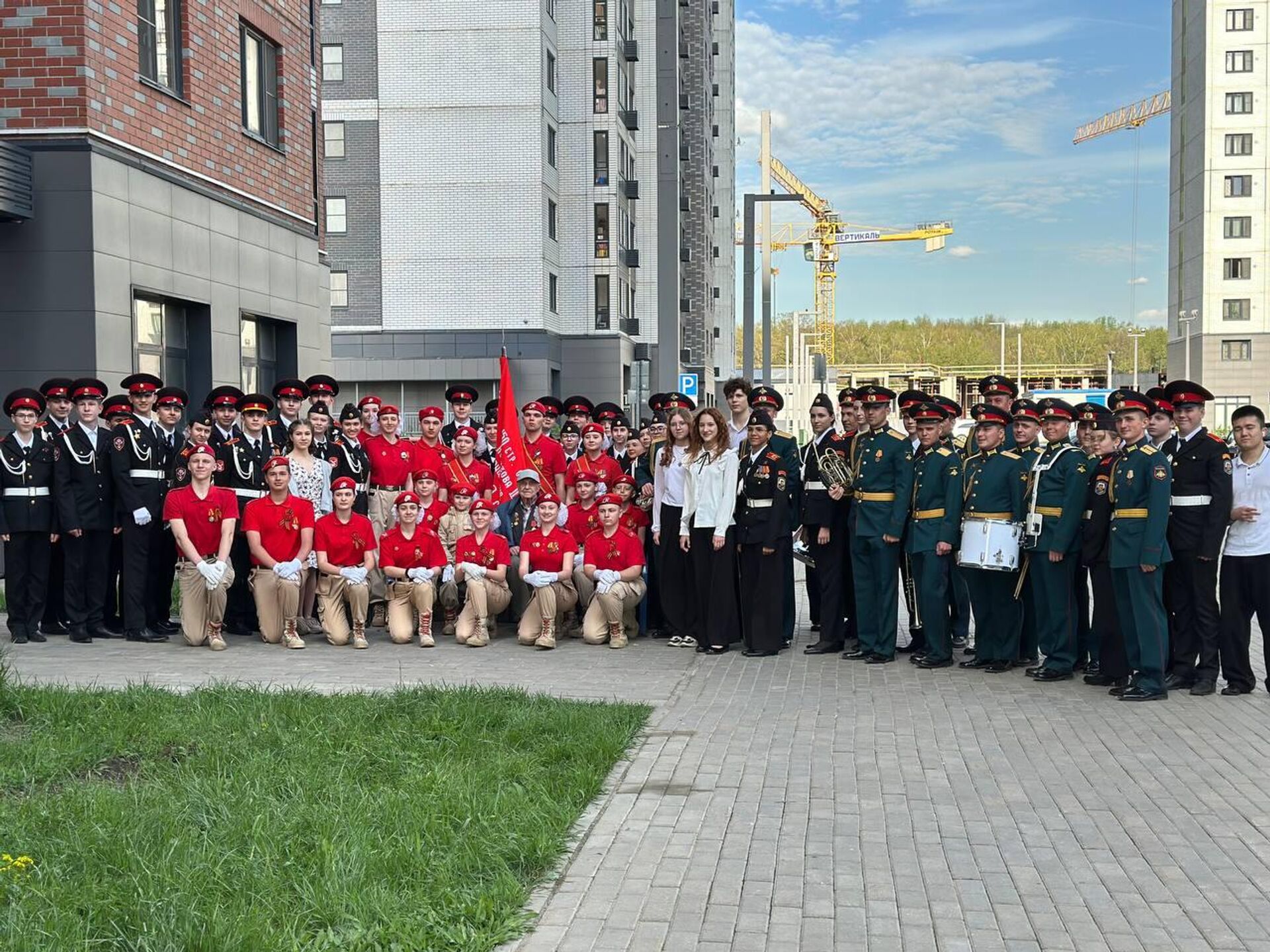 فرقة موسيقية روسية تهنئ مشاركا في الحرب الوطنية العظمى يبلغ من العمر 100 عام - سبوتنيك عربي, 1920, 06.05.2025