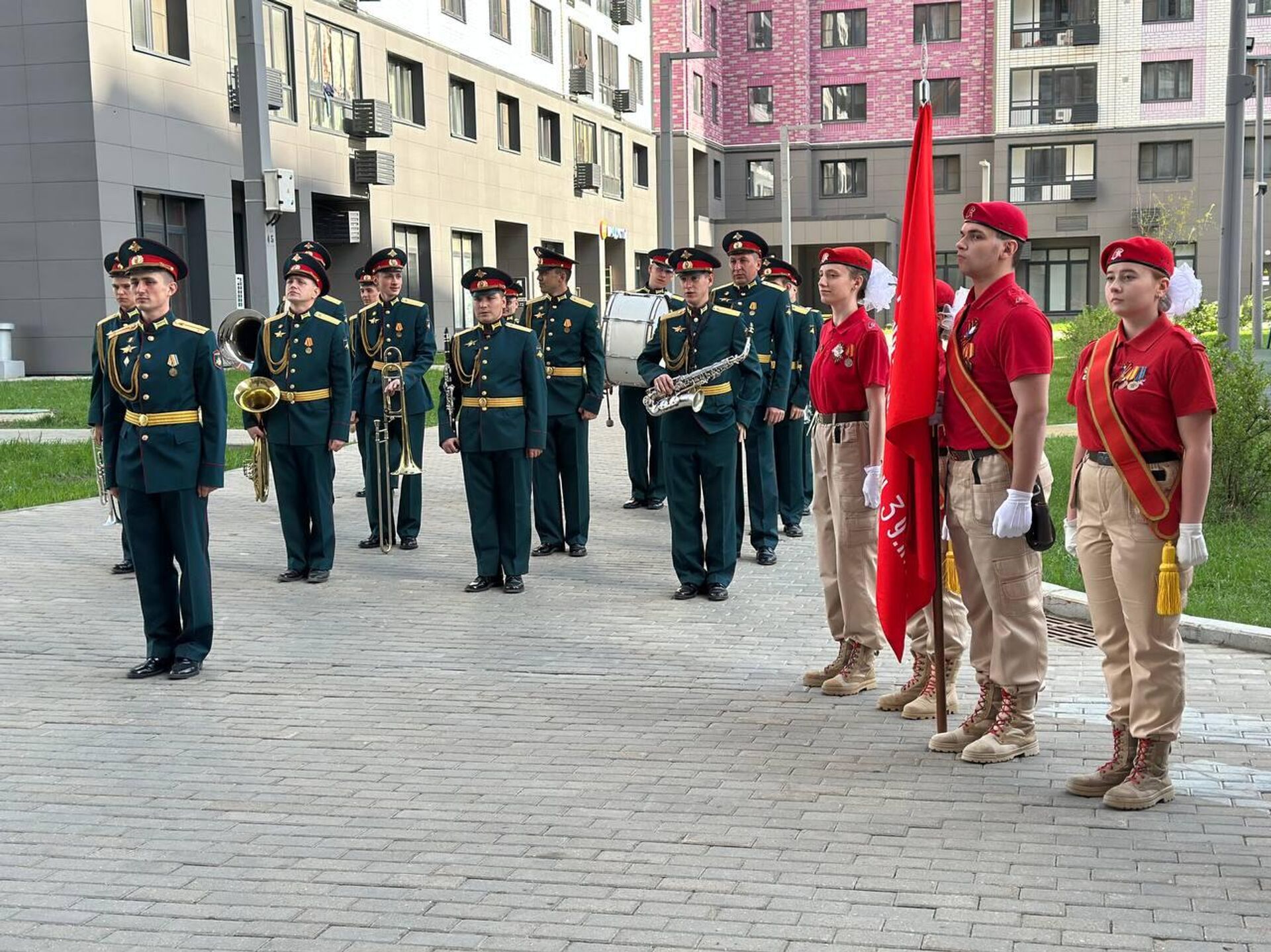 فرقة موسيقية روسية تهنئ مشاركا في الحرب الوطنية العظمى يبلغ من العمر 100 عام - سبوتنيك عربي, 1920, 06.05.2025