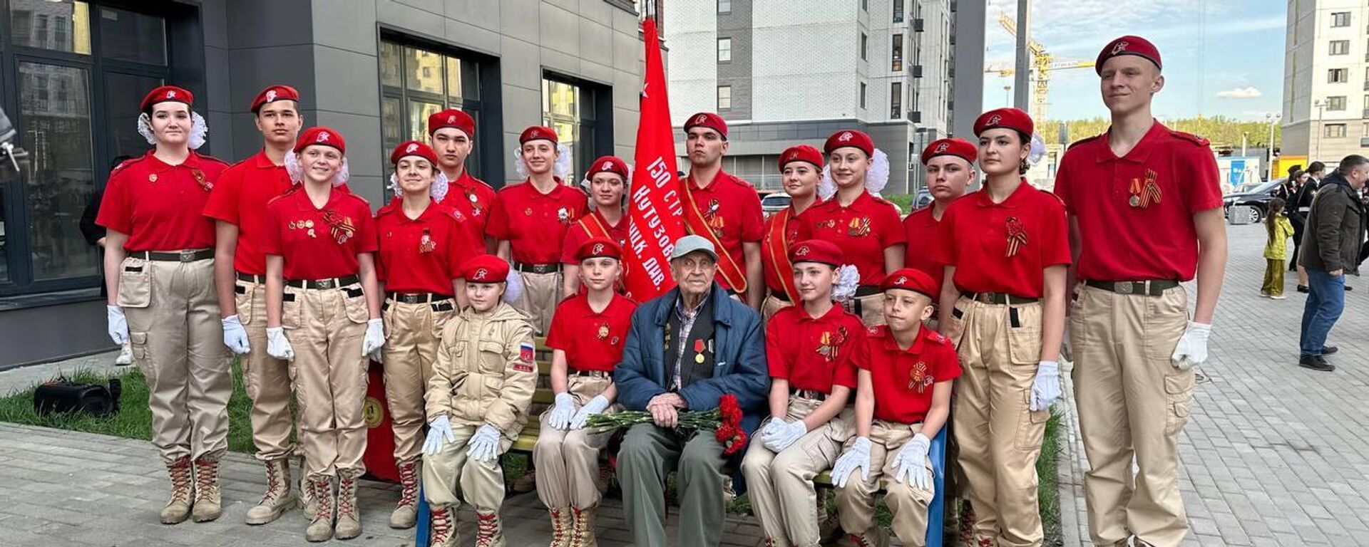 فرقة موسيقية روسية تهنئ مشاركا في الحرب الوطنية العظمى يبلغ من العمر 100 عام - سبوتنيك عربي, 1920, 06.05.2025