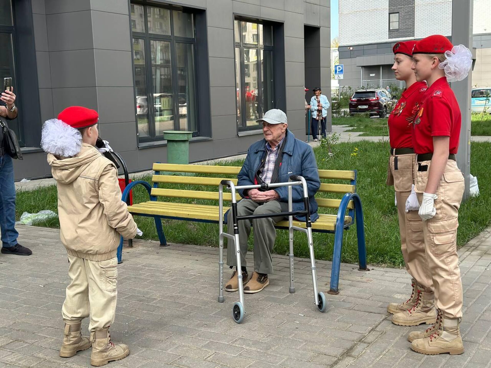 فرقة موسيقية روسية تهنئ مشاركا في الحرب الوطنية العظمى يبلغ من العمر 100 عام - سبوتنيك عربي, 1920, 06.05.2025