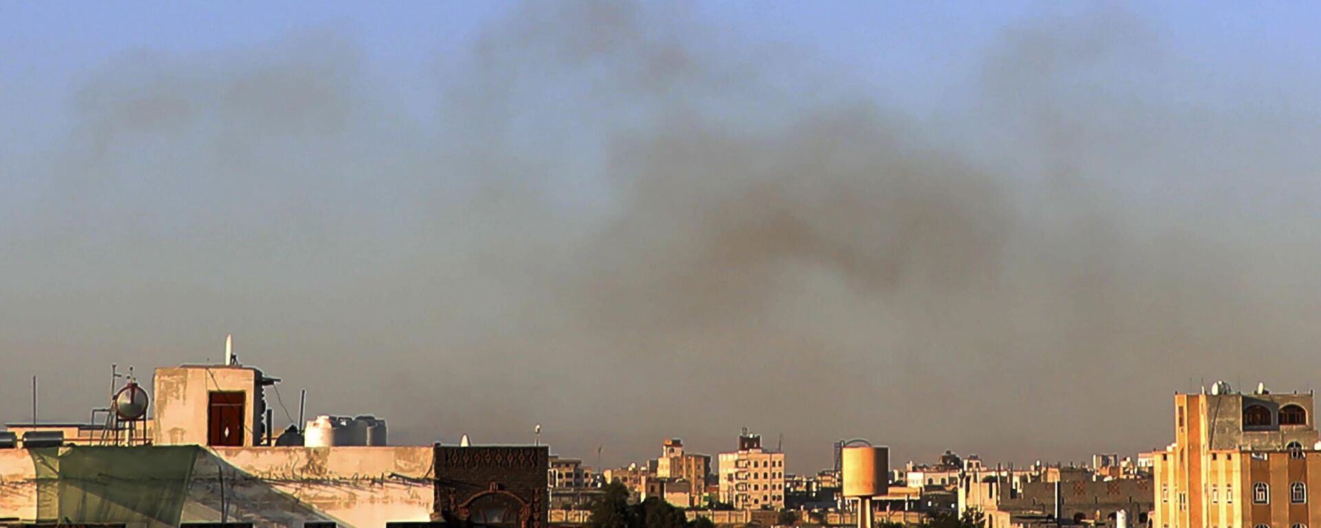 تصاعد أعمدة الدخان من مناطق محيطة بمطار صنعاء - سبوتنيك عربي, 1920, 25.09.2025