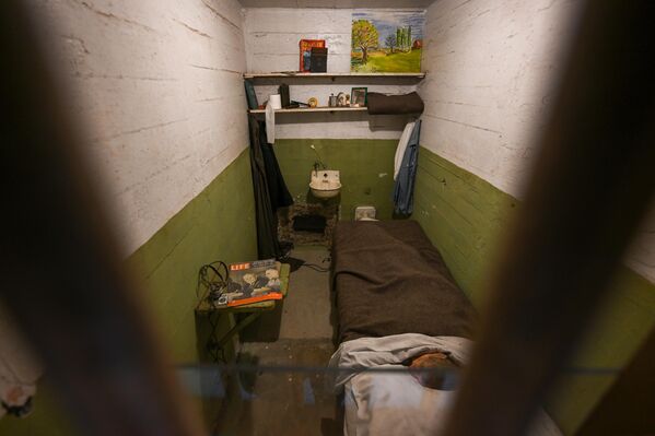  زنزانة السجين كلارنس أنجلين، الذي هرب من سجن ألكاتراز عام 1962. - سبوتنيك عربي