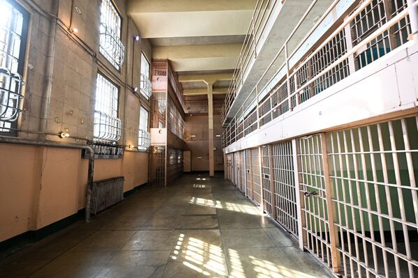 زنزانة داخل سجن جزيرة ألكاتراز بخليج سان فرانسيسكو. - سبوتنيك عربي