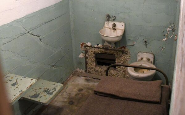 صورة تعبر عن الواقع المزري الذي كان يعيشه السجناء داخل السجن. - سبوتنيك عربي