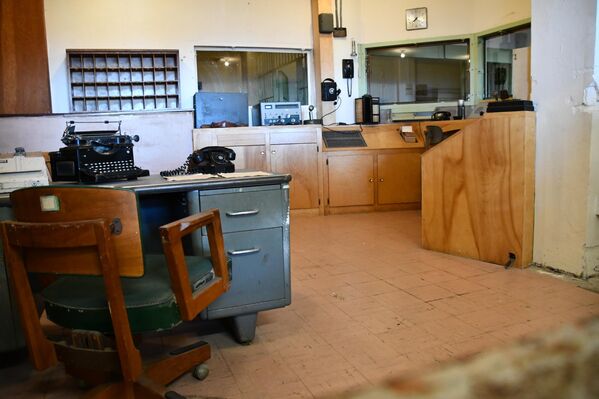 صورة لإحدى الغرف المكتبية داخل السجن. - سبوتنيك عربي