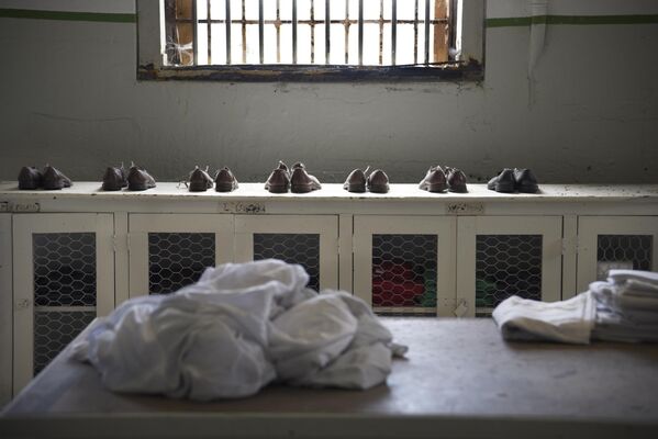  الغرفة التي كان يوزع فيها على السجناء ملابس بعد الاستحمام. - سبوتنيك عربي