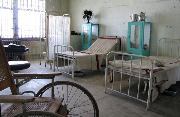 في الصورة تظهر غرفة مستشفى في السجن بمعدات بسيطة.  - سبوتنيك عربي
