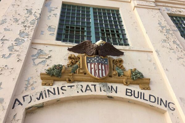 صورة تظهر تقشر الطلاء عن جدار السجن. - سبوتنيك عربي