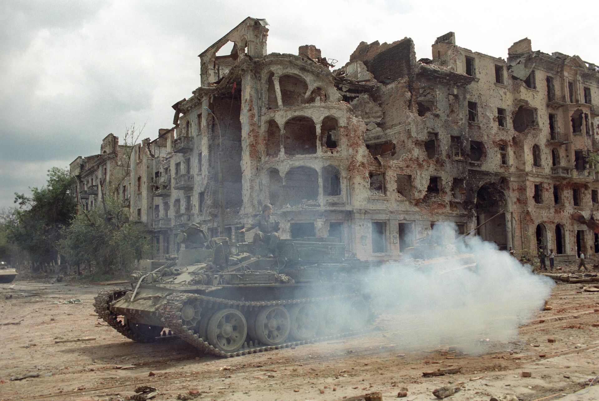  مدرعات تابعة للقوات الروسية في وسط مدينة غروزني عام 1996. - سبوتنيك عربي, 1920, 07.05.2025