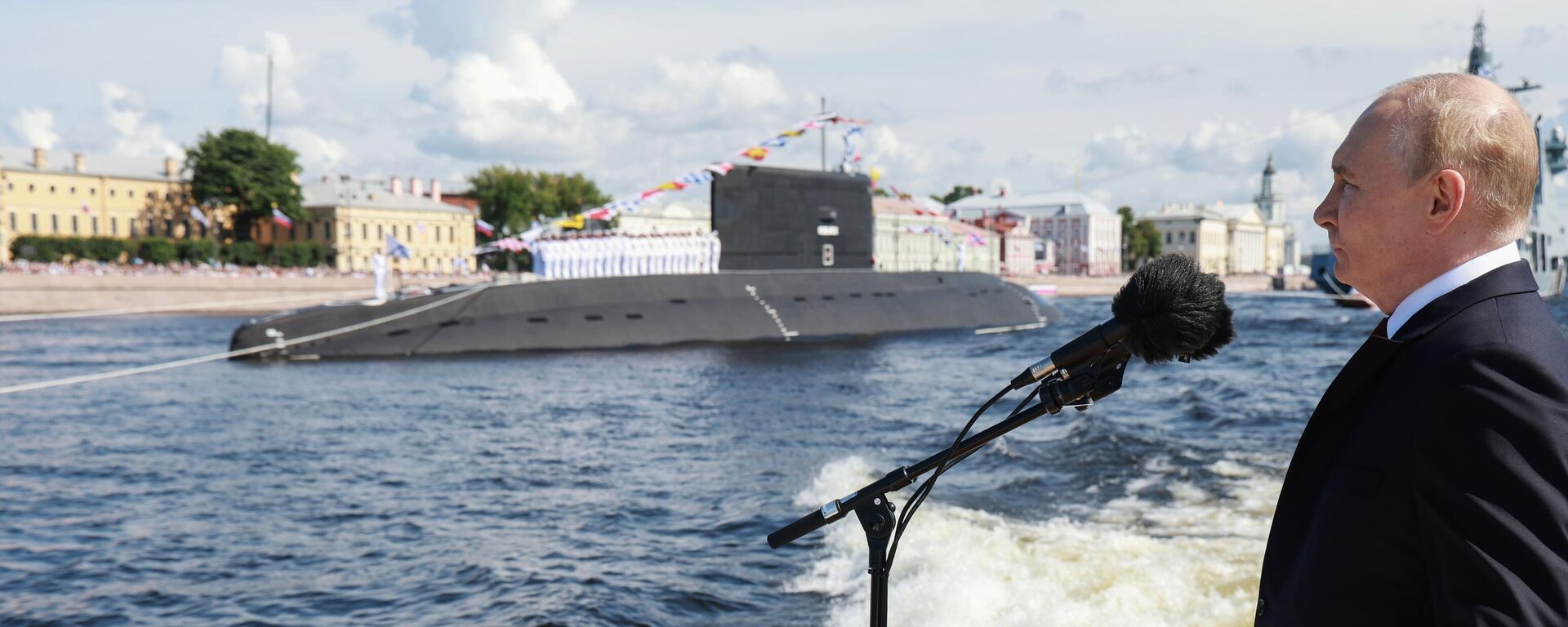 الرئيس الروسي  فلاديمير بوتين، خلال العرض البحري الرئيسي بمناسبة يوم البحرية الروسية. - سبوتنيك عربي, 1920, 27.07.2025