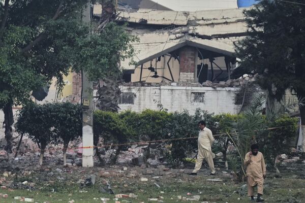 سكان يتجولون بين أنقاض مبنى تضرر جراء هجوم صاروخي هندي في موريدكي، وهي بلدة في إقليم البنجاب الباكستاني. سكان يتجولون بين أنقاض مبنى تضرر جراء هجوم صاروخي هندي في موريدكي، وهي بلدة في إقليم البنجاب الباكستاني. - سبوتنيك عربي
