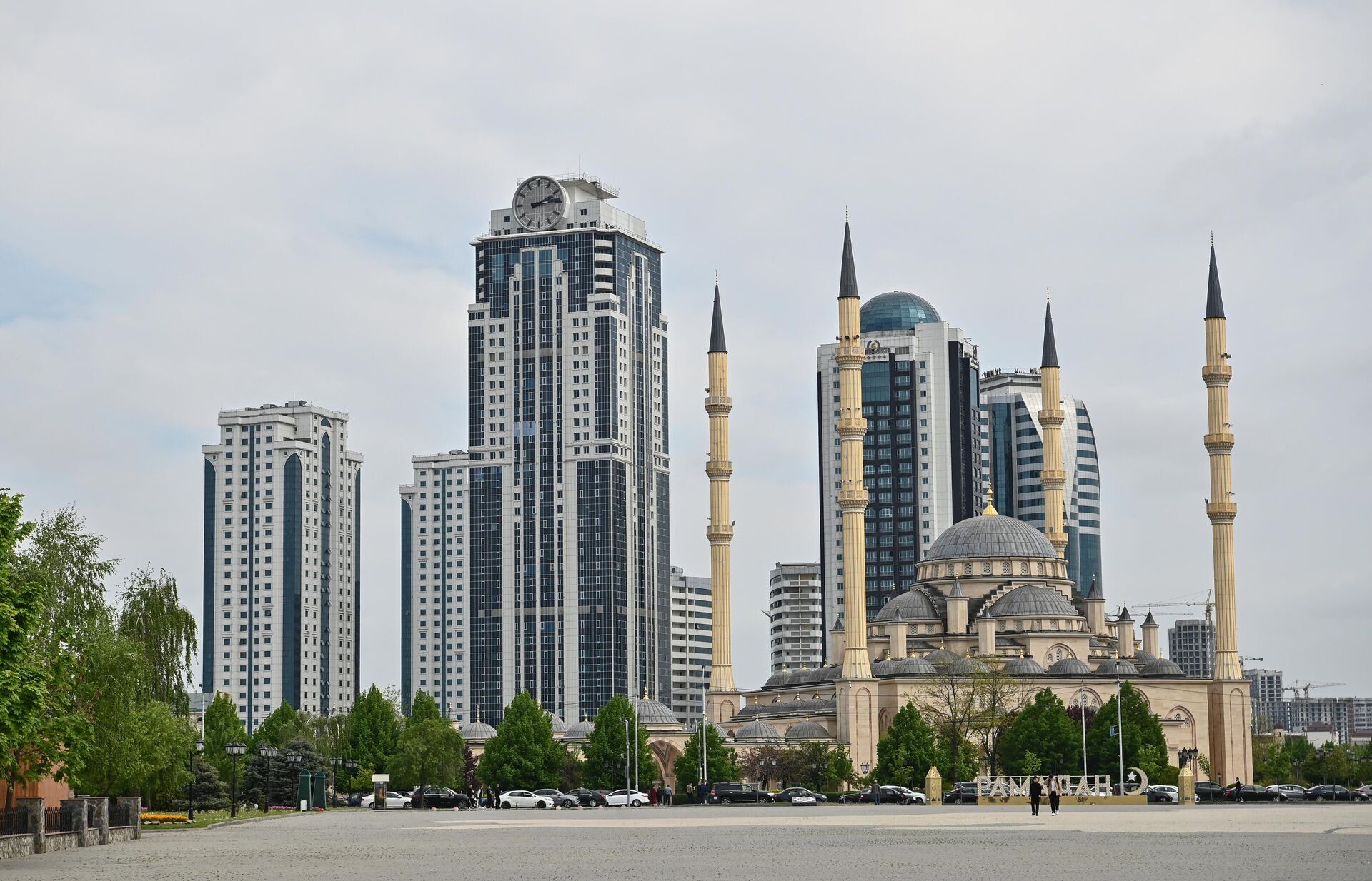 ناطحات السحاب في مجمع مدينة غروزني ومسجد قلب الشيشان الذي يحمل اسم أحمد قديروف (2023) - سبوتنيك عربي, 1920, 07.05.2025