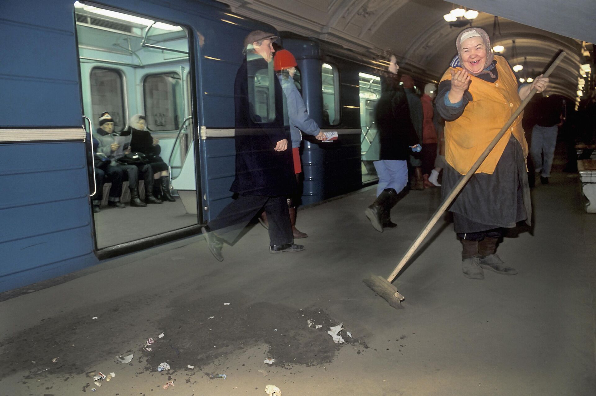 عاملة تنظيف في مترو موسكو تقوم بتنظف رصيف محطة أوكتيابرسكايا تسعينيات القرن الماضي - سبوتنيك عربي, 1920, 07.05.2025