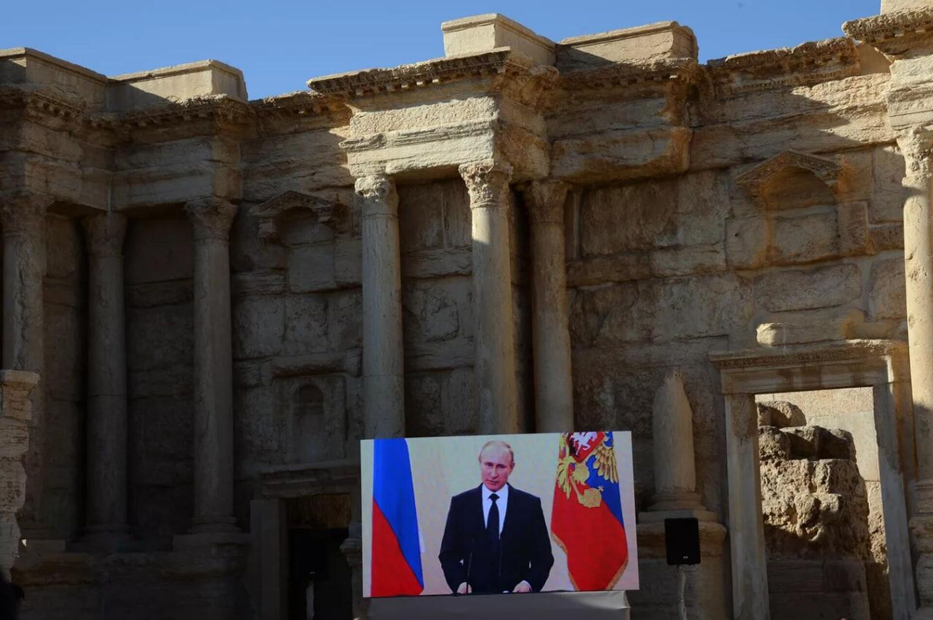 بث كلمة للرئيس الروسي فلاديمير بوتين في المدرج الروماني بمدينة تدمر السورية المحررة من إرهابيي تنظيم الدولة الإسلامية (داعش) - سبوتنيك عربي, 1920, 07.05.2025