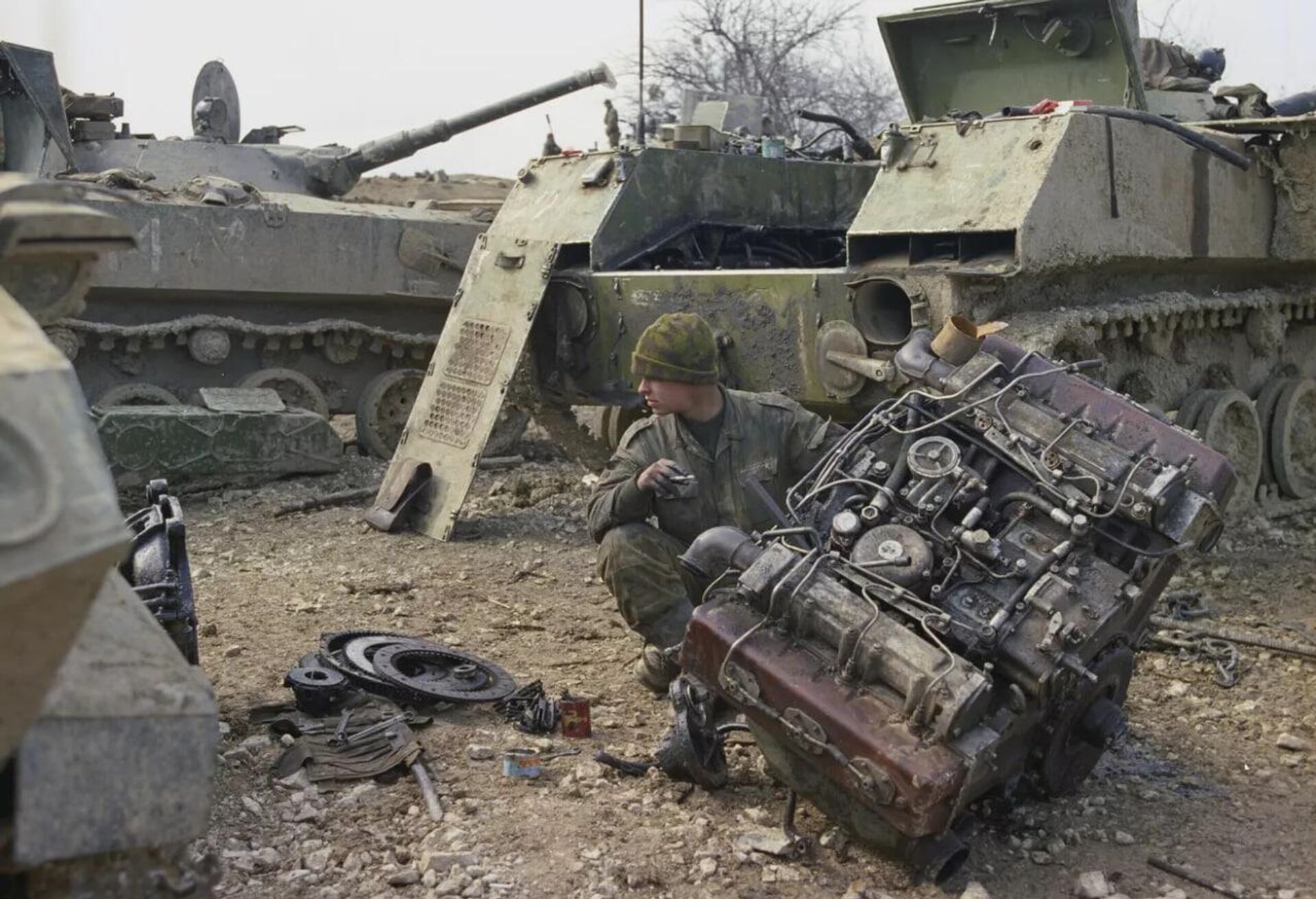 جندي روسي يقوم بإصلاح المعدات العسكرية عام 2000 في جمهورية الشيشان - سبوتنيك عربي, 1920, 07.05.2025