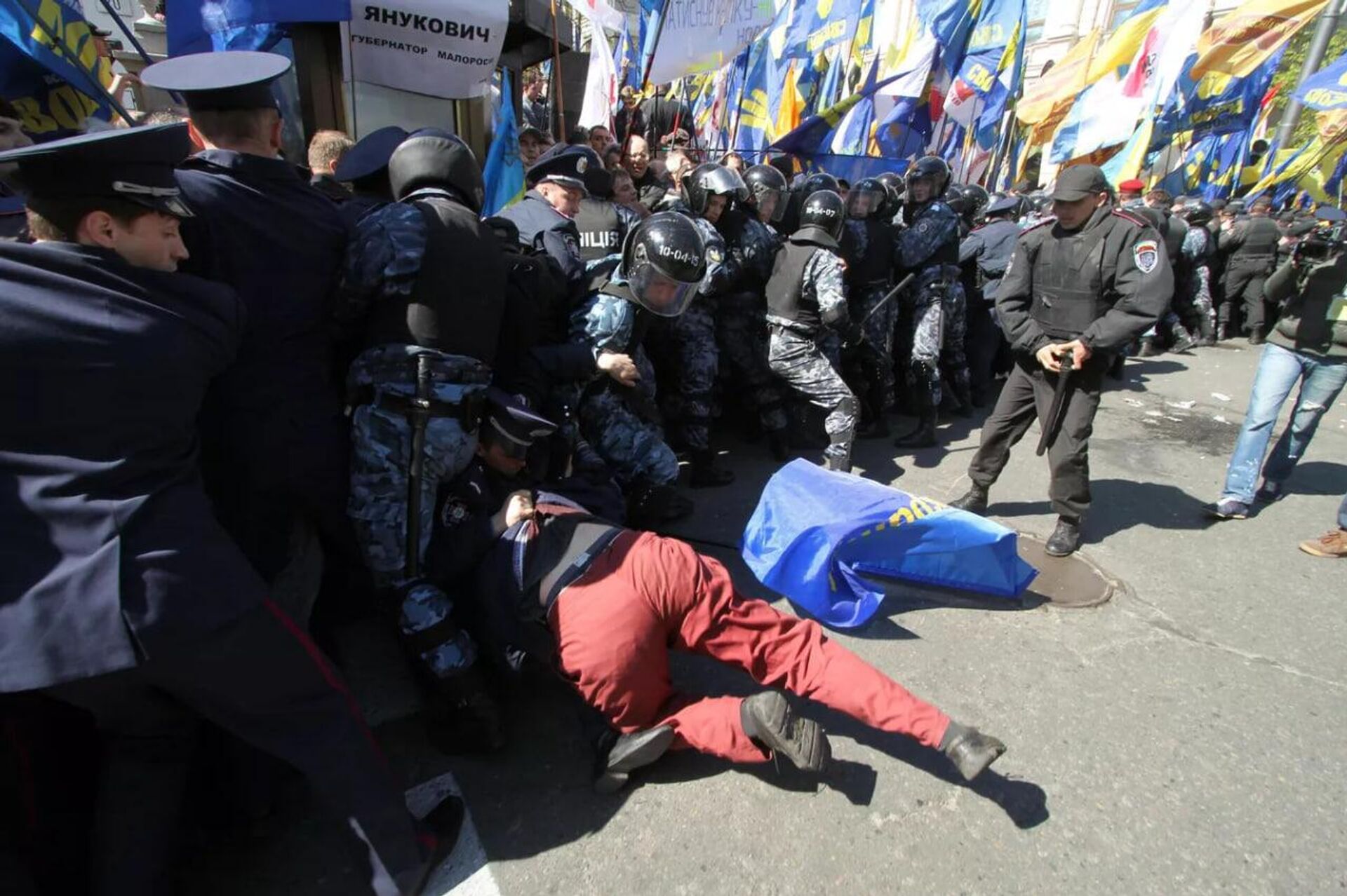 مظاهرة في كييف ضد تمديد اتفاقية أسطول البحر الأسود حتى عام 2042 - سبوتنيك عربي, 1920, 07.05.2025