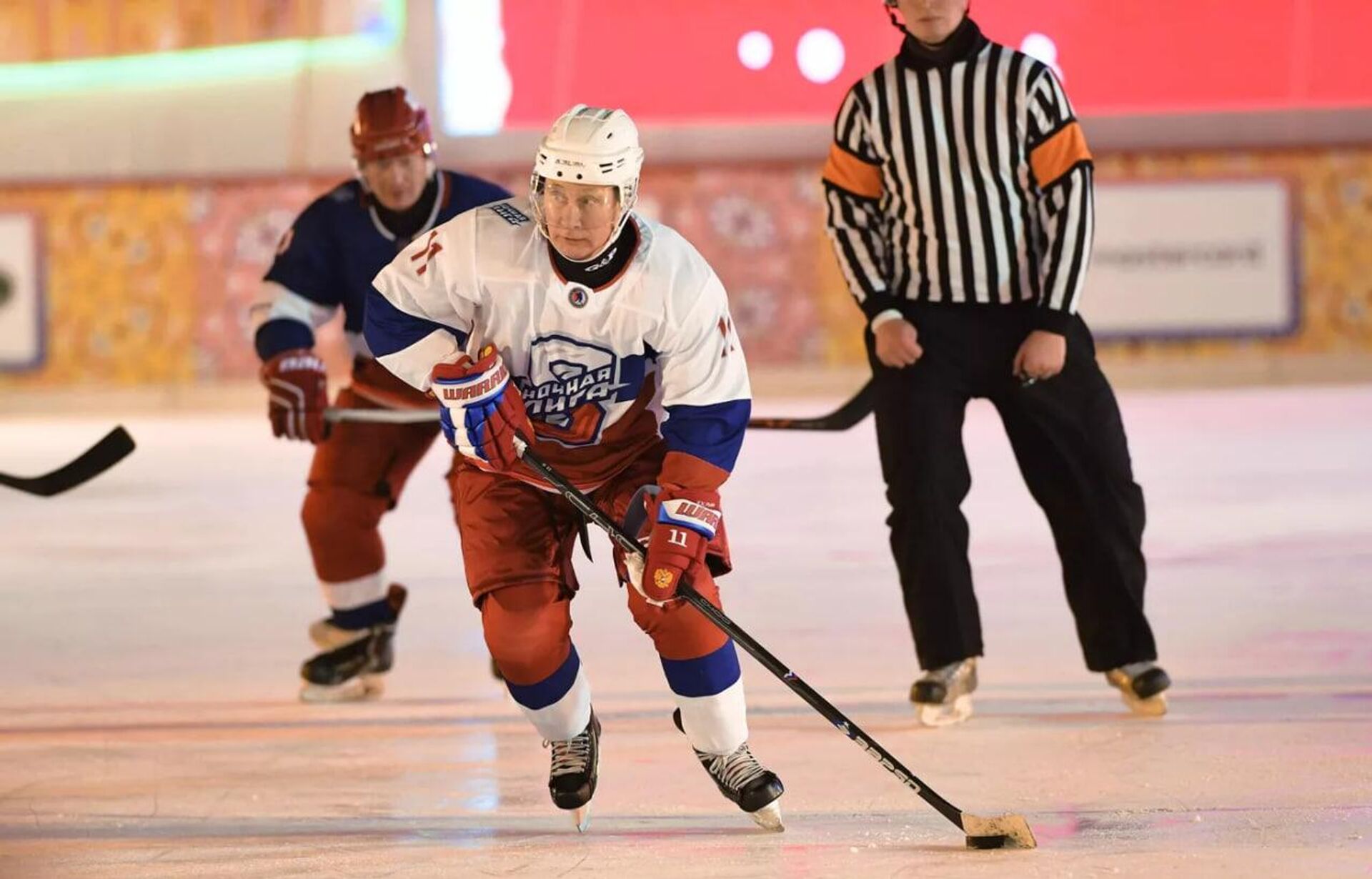 الرئيس الروسي فلاديمير بوتين يلعب الهوكي في دوري الهوكي الليلي في الساحة الحمراء - سبوتنيك عربي, 1920, 07.05.2025