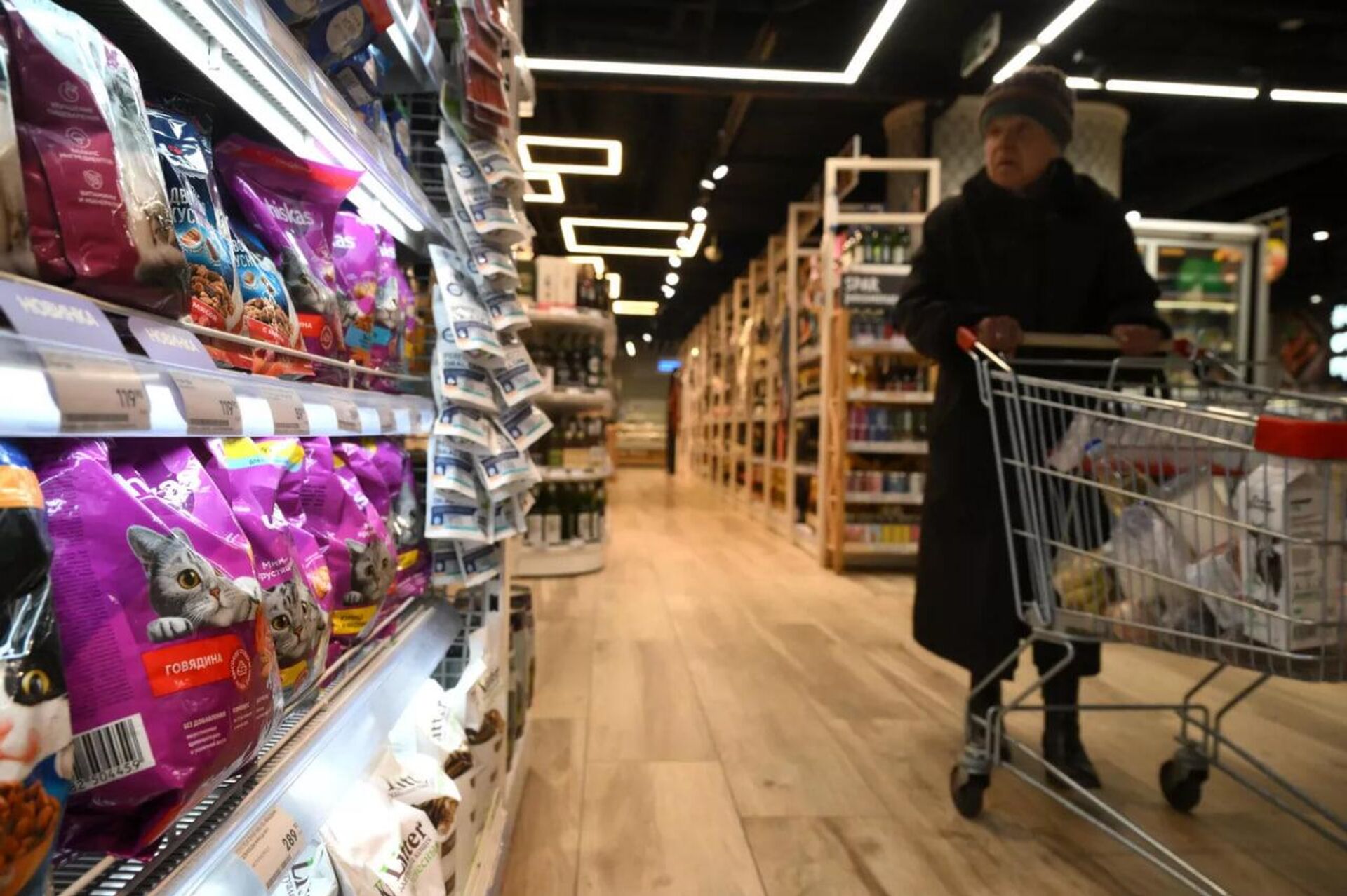 متقاعدة خلال التسوق في المتاجر الروسية 2025 - سبوتنيك عربي, 1920, 07.05.2025