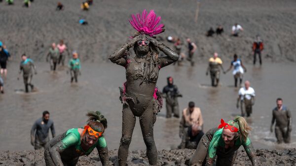 Участники ежегодной гонки по грязи Maldon Mud Race в Малдоне, Англия - سبوتنيك عربي