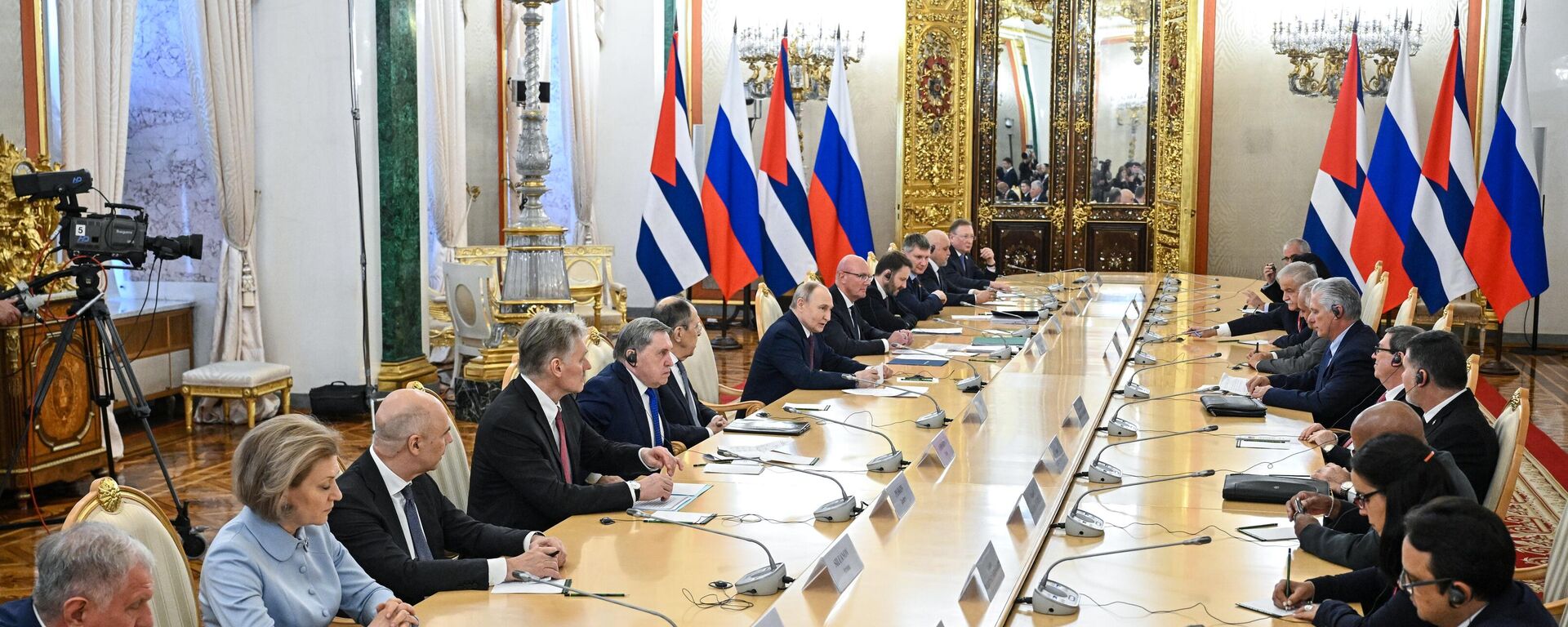 لقاء الرئيس الروسي فلاديمير بوتن والرئيس الكوبي ميغيل دياز كانيل - سبوتنيك عربي, 1920, 07.05.2025