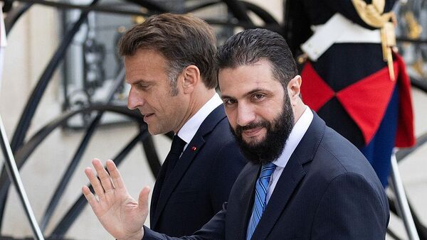 الرئيس الفرنسي إيمانويل ماكرون يستقبل الرئيس السوري للمرحلة الانتقالية أحمد الشرع في قصر الإليزيه - سبوتنيك عربي